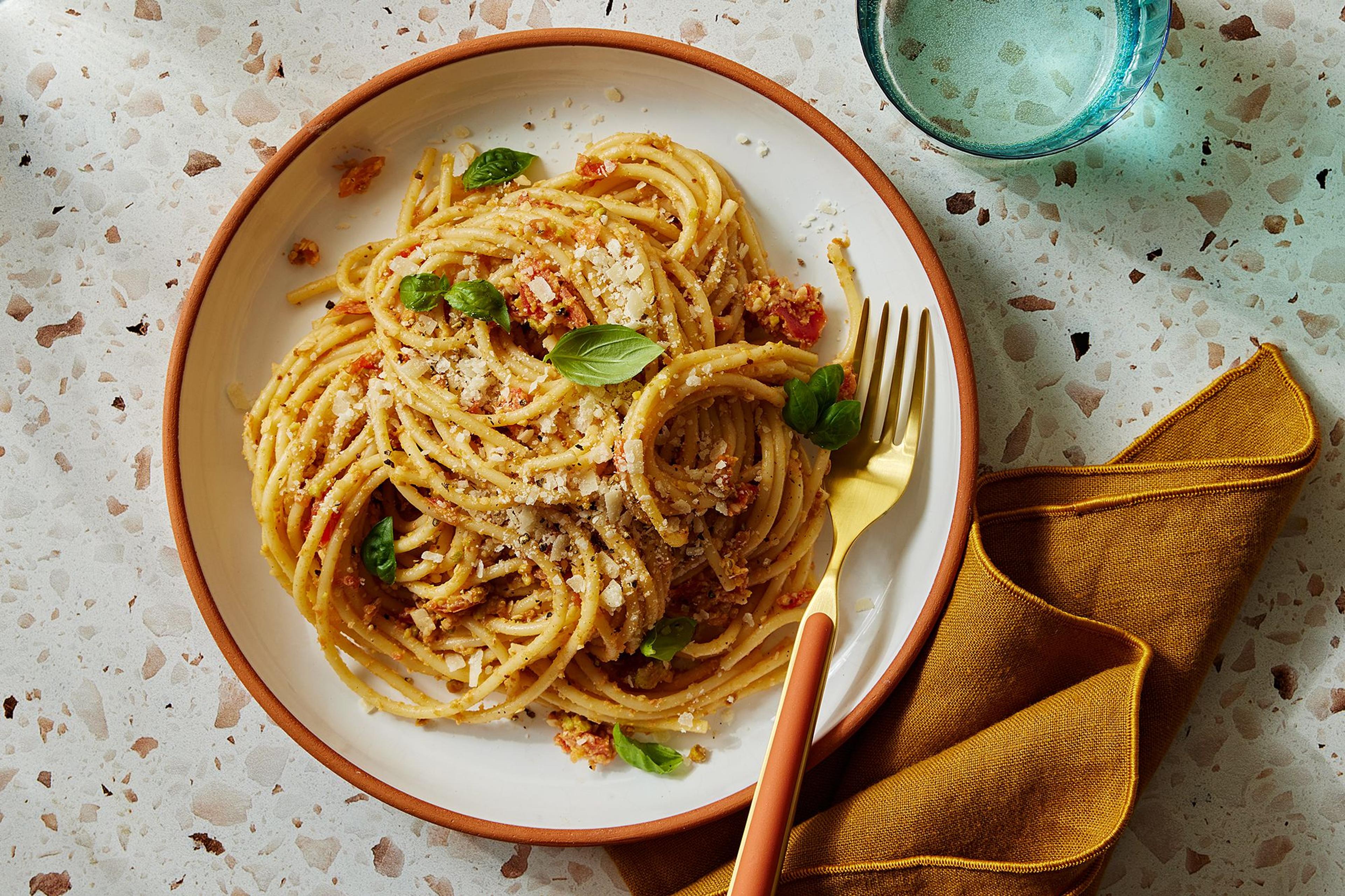 Spaghetti with basil and cheese